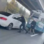 Ankara’da olay görüntüler: Otobüs şoförü kadın sürücünün üstüne yürüdü camları yumrukladı