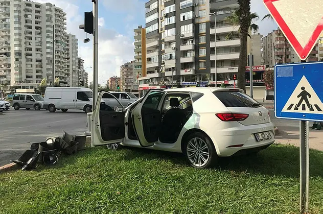 Adana'da kontrolden çıkan araç sinyalizasyon direğine çarptı: 4 yaralı