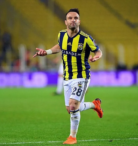 herkesin-hedefinde-o-var-fenerbahcenin-eski-yildizi-mathieu-valbuena-faturayi-ismail-kartala-kesti-1713621125110.jpeg