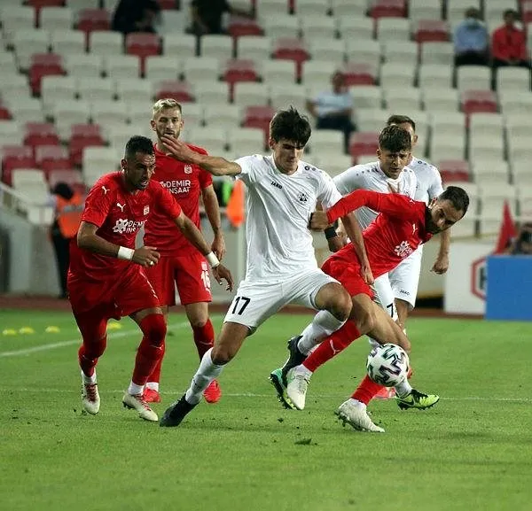 yigidolar-turladi-sivasspor-1-0-petrocup-mac-sonucu-1627586414929.jpeg