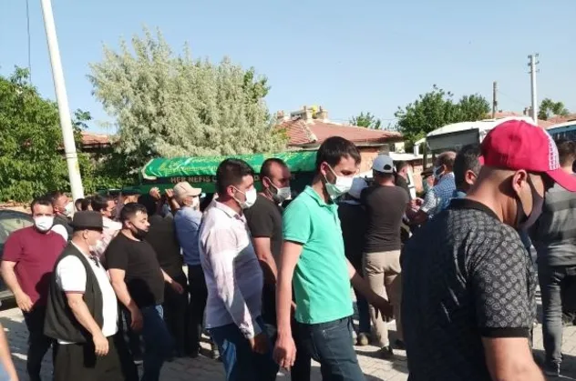 Karısının aldattığı genci öldürdü