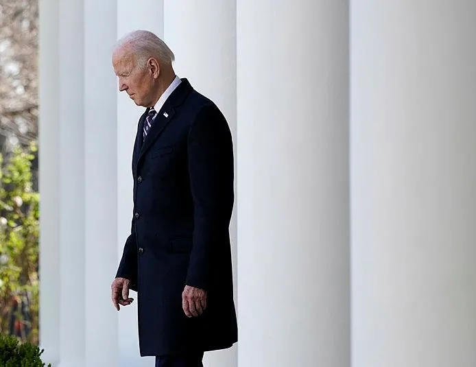 Biden’ın ’kopya kağıdı’ kameralara yakalandı!