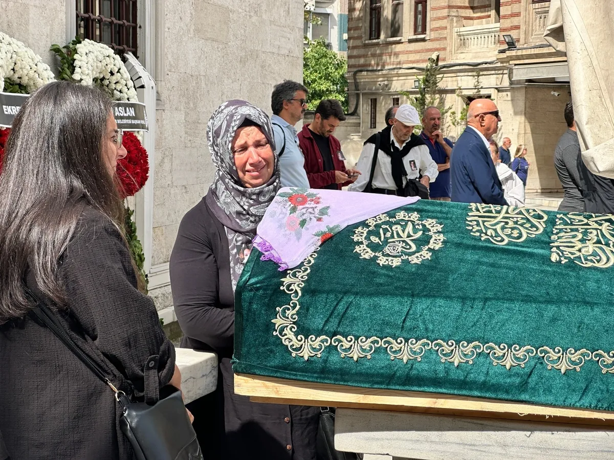 Aşk-ı Memnu'nun Arsen Hanım'ı Gülsen Tuncer son yolculuğuna uğurlandı! Eşinin sözleri yürek dağladı: "Hayatımın kaybı"-9