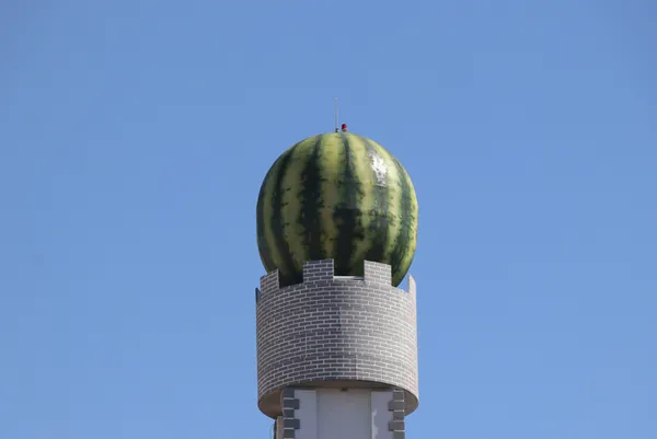 sosyal-medyada-gundem-olan-karpuz-maketi-diyarbakirda-yerine-yerlestirildi-1624356501155.jpg Sosyal medyada gündem olan karpuz maketi Diyarbakır'da yerine yerleştirildi-3