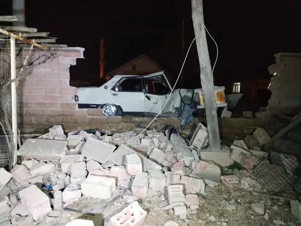kontrolden-cikti-bahce-duvarina-carparak-durdu-3-yarali-1649483827276.jpg Kontrolden çıktı bahçe duvarına çarparak durdu! 3 yaralı-3