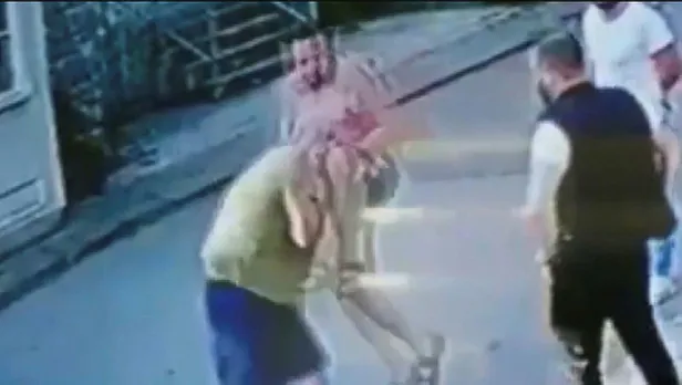 Halil Sezai babası yaşındaki adamı dövdü, karakolluk oldu! İşte Halil Sezai'nin 67 yaşındaki adamı dövdüğü anlar...-2