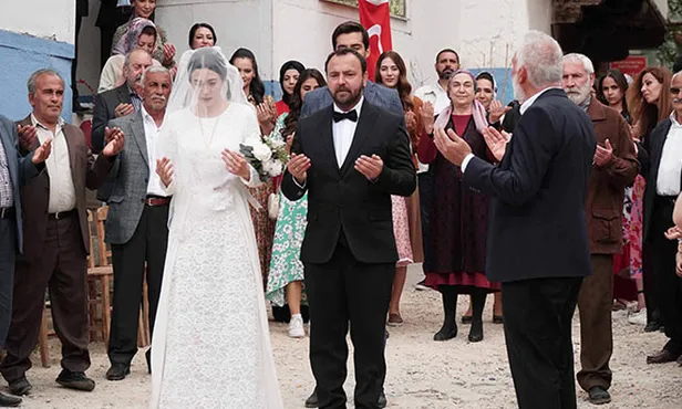 Ne gönülü kaldı ne dağı! Gönül Dağı'nda yaşadıklarını kaldırmaya gücü kalmadı! TRT 1 kaşla göz arasında eline bavulu verdi-9