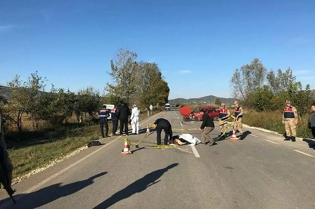 Son dakika: Tokat'ın Niksar ilçesinde servis minibüsü otomobille çarpıştı: 1 ölü, 9 yaralı