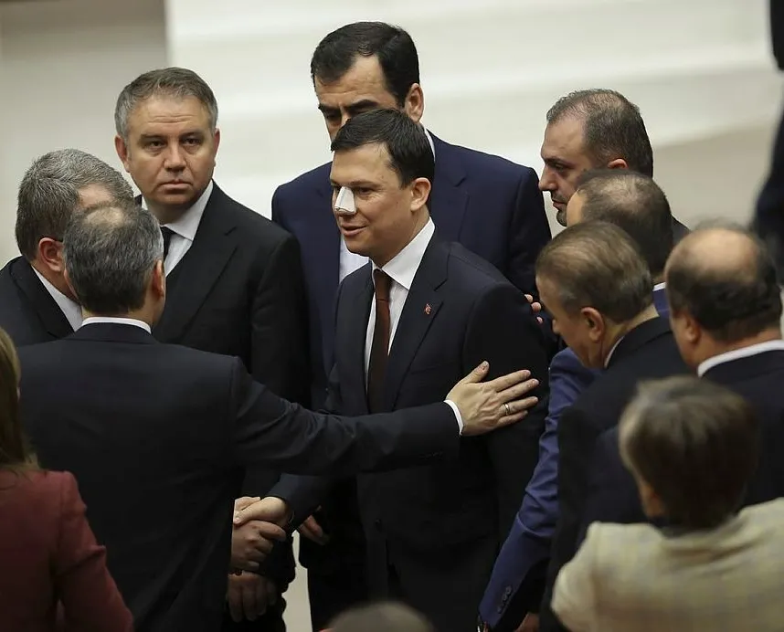 AK Parti’li Şahin burnunu kıran CHP’liyi açıkladı