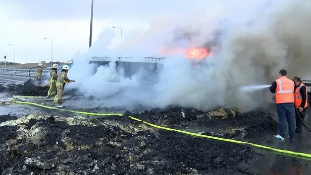 kuzey-marmara-otoyolunda-panik-anlari-tirin-dorsesi-alev-alev-yandi-1635610414449.jpeg Kuzey Marmara Otoyolu’nda panik anları! TIR’ın dorsesi alev alev yandı-3