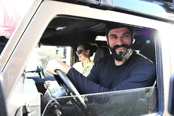 Fahriye Evcen ile Burak Özçivit, Bebek'teler: Son model spor otomobilleriyle de dikkatleri çekti-8