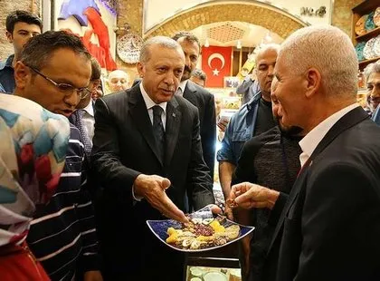 Cumhurbaşkanı Erdoğan Mısır Çarşısı’nı gezdi