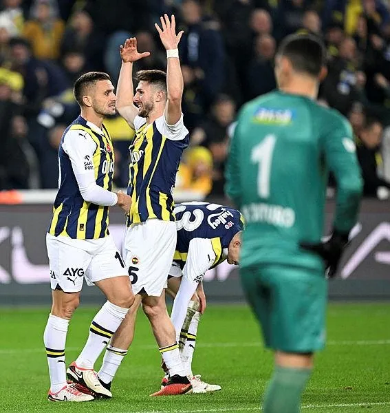 fenerbahce-karagumruk-yendi-liderligi-geri-aldi-1701021263060.jpeg Fenerbahçe Karagümrük' yendi liderliği geri aldı!-2