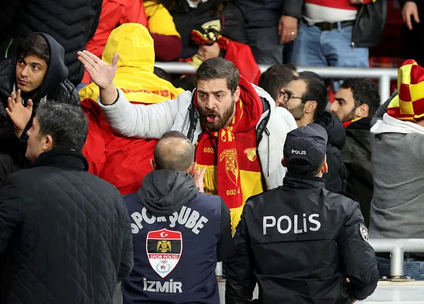 Son dakika: Altay kalecisi Ozan Evrim Özenç'e yapılan saldırı sonrası Göztepe - Altay maçı iptal edildi-6