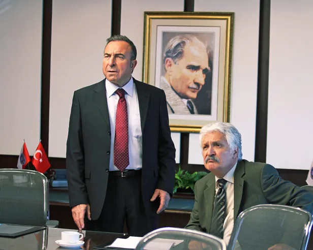 arka-sokaklar-riza-baba-oldu-mu-tam-4-kursunun-hedefi-oldu-ekipte-matem-ruzgarlari-esecek-1642149461262.jpg Arka Sokaklar Rıza Baba öldü mü? Tam 4 kurşunun hedefi oldu! Ekipte matem rüzgarları esecek-2