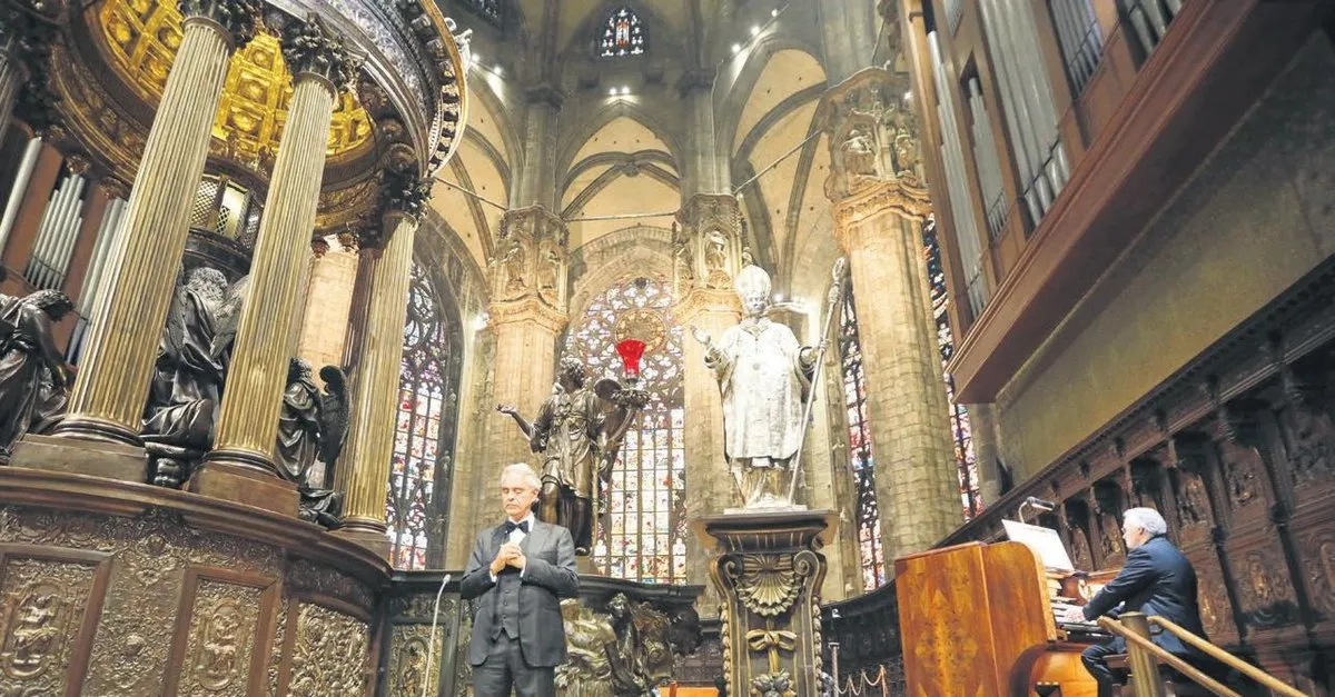 Italyan Tenor Andrea Bocelli Den Duomo Di Milano Katedrali Nde Umut Icin Muzik Konseri Takvim