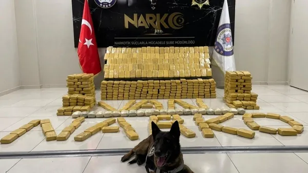 vanda-347-kilo-eroini-magnum-ve-bobi-buldu-1645691351493.jpg Van'da 347 kilo eroini 'Magnum' ve 'Bobi' buldu-2