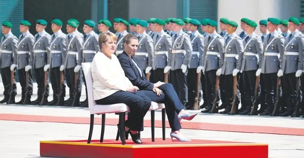Almanya Başbakanı Angela Merkel Alman milli marşını sandalyede dinledi