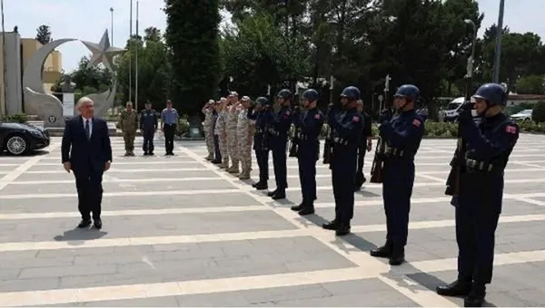 milli-savunma-bakani-guler-ve-komuta-kademesinden-mehmetcike-bayram-ziyareti-1687890410968.jpeg