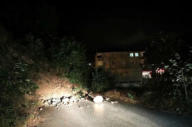 Rize'de heyelan! Heyelan nedeniyle o yol 2-3 gün trafiğe kapalı olacak