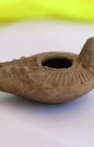 Diyarbakır'da tarihi surlarda 1500 yıllık kandil bulundu