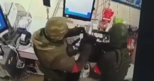 son-dakika-rus-askerleri-banka-ve-market-soydu-iste-o-anlar-1645963016910.jpeg Son dakika: Rus askerleri banka ve market soydu! İşte o anlar...-2