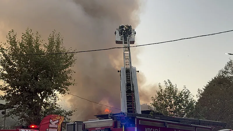 Kocaeli Gebze'de palet deposunda korkutan yangın!-4