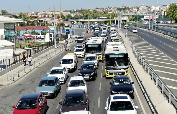 Ayasofya'ya yetişemeyenler cuma namazını Yenikapı'da kılacak-2