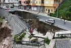 Rize'de yol çöktü! Binalar tahliye edildi: İşte olay anı