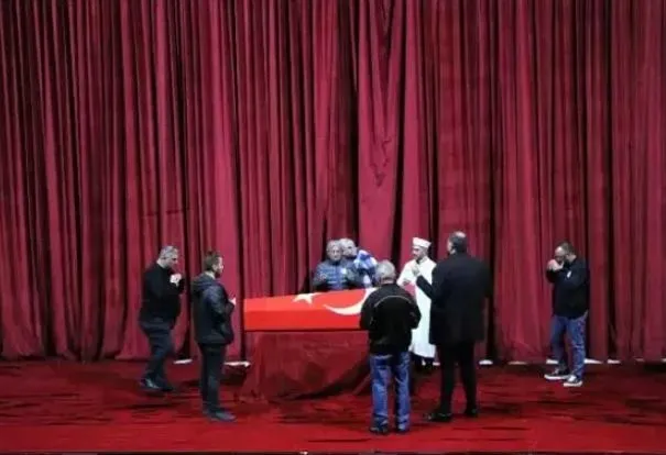 bayan-kahkaha-olarak-taninan-guzide-kasaciya-aci-veda-son-yolculuguna-ugurlandi-1701352031595.jpg Bayan Kahkaha olarak tanınan Güzide Kasacı’ya acı veda! Son yolculuğuna uğurlandı-1