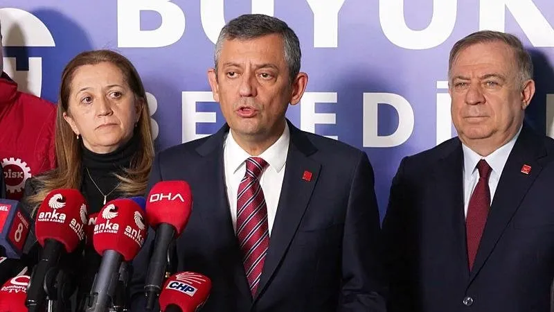 CHP Genel Başkanı Özgür Özel, İBB'nin Saraçhane'deki binasına ziyarete gelen DİSK Genel Başkanı Arzu Çerkezoğlu ve beraberindekilerle basın açıklaması yaptı. (DHA)