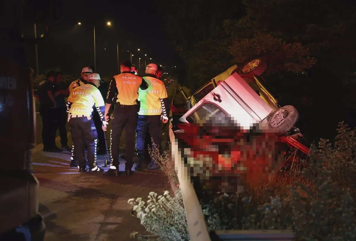 1780037482501.jpeg İzmir’de su kanalına girip takla atan araç şarampole devrildi: 2 kişi hayatını kaybetti-3