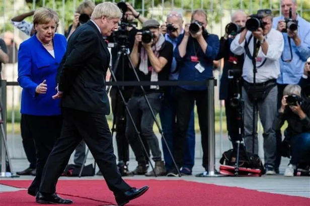 İngiltere’nin yeni Başbakanı Johnson'dan dikkat çeken hareket-2