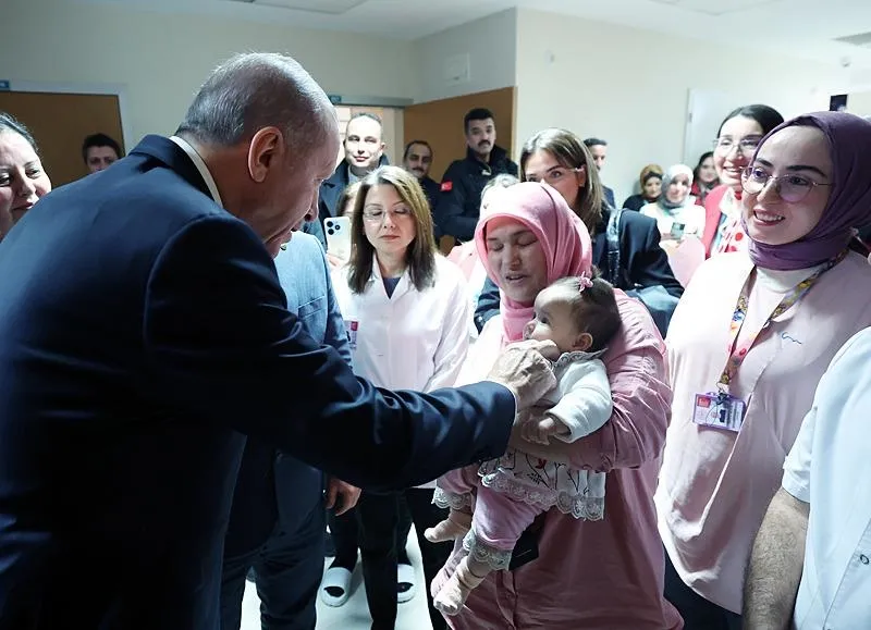 Başkan Recep Tayyip Erdoğan, Balıkesir'deki yaralıları ziyaret etti. (AA)