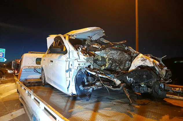 İstanbul TEM'de korkunç kaza! Kontrolden çıktı bariyerlere girdi motoru yerinden fırladı