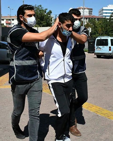 akrabasinin-evinde-kanepe-arkasinda-yakalandi-annesi-fenalasti-1631019936419.jpg Akrabasının evinde kanepe arkasında yakalandı! Annesi fenalaştı-3