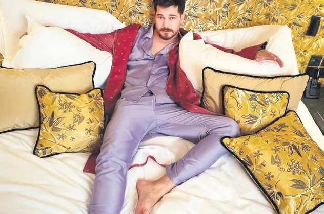 7 yıllık aşkları bitmişti! Duygu Sarışın'dan ayrılan Çağatay Ulusoy, İlkin Tüfekçi ile sarmaş dolaş yakalandı