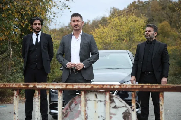 yalniz-kurt-28-bolum-fragmani-yayinlandi-kimse-dogan-sakinmazin-eline-optugu-adami-boyle-kallesce-alamaz-1669411874377.jpg Yalnız Kurt 28. bölüm fragmanı yayınlandı: "Kimse Doğan Sakınmaz'ın eline öptüğü adamı böyle kalleşce alamaz!"-4