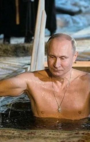 Rusya Devlet Başkanı Vladimir Putin buz gibi suya girdi