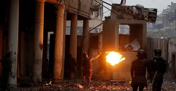 Göstericiler, Irak'ın güneyinde bir hükümet binasını daha ateşe verdi