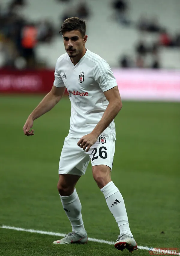 İpler Kopma Noktasına Geldi Genç Oyuncu Yıllık 1 Milyon Avro Garanti Ücret İsterken, Beşiktaş Yönetiminden Gelen Yanıt Şok Etkisi Yarattı. Yaşanan Ekonomik...