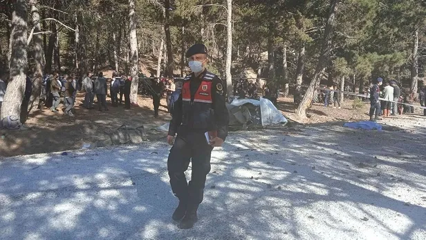 Afyonkarahisar'da öğrenci servisi devrildi: Ölü ve yaralılar var-2