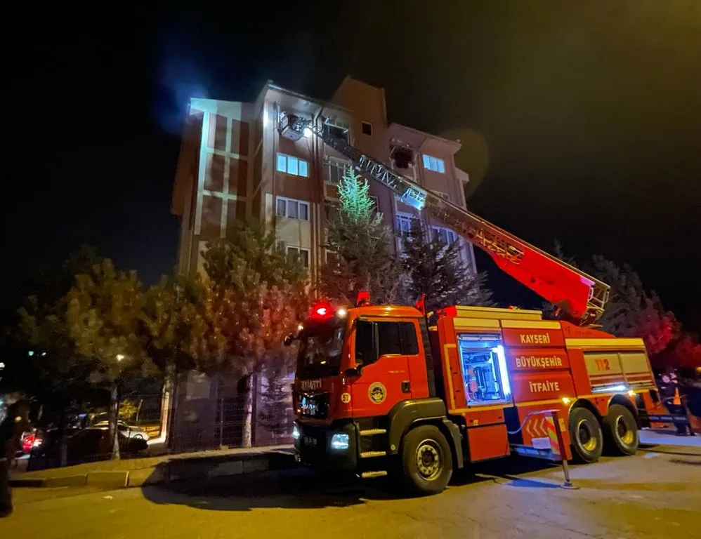 Madde bağımlısı evini yaktı!