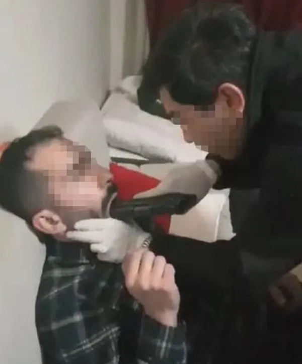 gecelik-giydirip-agzina-silah-dayadi-daha-onceki-iskence-goruntuleri-cikti-1644663045370.jpg Gecelik giydirip ağzına silah dayadı! Daha önceki işkence görüntüleri çıktı-3