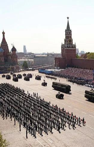 Son dakika: Putin'den 'Zafer Günü' geçit töreninde flaş açıklamalar! Batı'ya çarpıcı "Ukrayna" mesajı