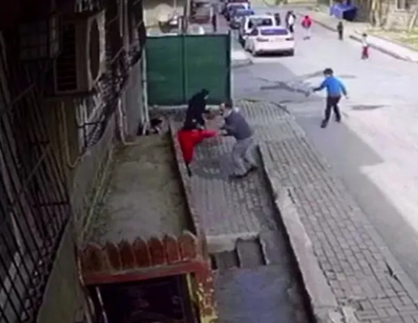 dehset-anlari-kamerada-kucuk-cocuklara-kemerle-saldirdi-1615442402680.jpg Dehşet anları kamerada! Küçük çocuklara kemerle saldırdı-6