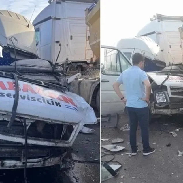 Tır ile servis minibüsü birbirine girdi