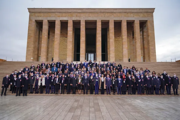 milli-egitim-bakani-mahmut-ozer-24-kasim-ogretmenler-gunu-nedeniyle-anitkabiri-ziyaret-etti-1637741681682.jpg Milli Eğitim Bakanı Mahmut Özer 24 Kasım Öğretmenler Günü nedeniyle Anıtkabir'i ziyaret etti-6