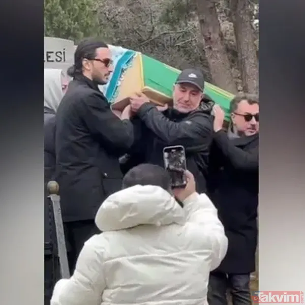 "Beni Niye Bıraktın" Tanyeli'nin Eşi İlker Sünneli'nin Cenaze Töreninde Sarf Ettiği "Beni Niye Bıraktın" Cümleleri İse Herkesin Yüreklerini Dağladı.