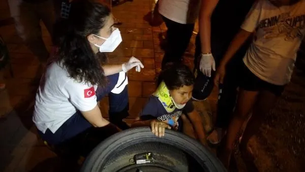 İzmir'de gece yarısı feci kaza! Otomobil park halindeki belediye otobüsüne çarptı: 2'si çocuk 4 yaralı-2